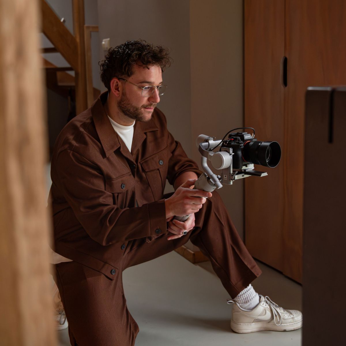 Elias werkt met een professionele camera en gimbal